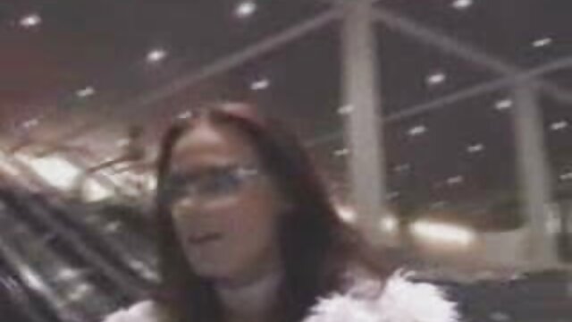 Asciugamano ragazza va dopo una doccia video amatoriali hard gratis e il vetro sul tappeto