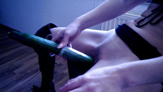 Carino puttane amatoriali con un dildo è divertente